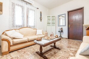 Smart TV, chimenea y libros 