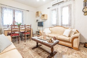 Smart-TV, peis og bøker