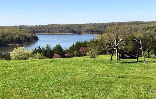 Lakeside Cottage - upgraded hot tub! - near KY Bourbon Trail