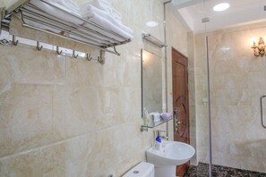 Hårføner, håndklær, sjampo og toalettpapir