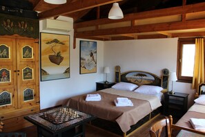 3 bedrooms, desk, iron/ironing board, free WiFi