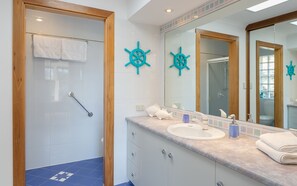 Ensemble douche/baignoire, baignoire à jets, sèche-cheveux