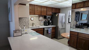 KĂŒhlschrank, Mikrowelle, Ofen, Herdplatte