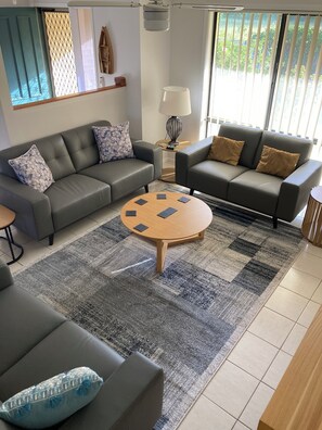 Smart TV, consola de videojuegos, reproductor de DVD y videoteca 