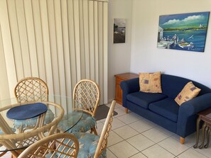 Smart TV, consola de videojuegos, reproductor de DVD y videoteca 