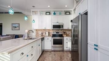 Kylskåp, mikrovågsugn, ugn och spishäll