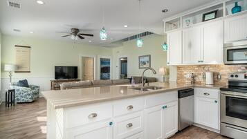 Kylskåp, mikrovågsugn, ugn och spishäll