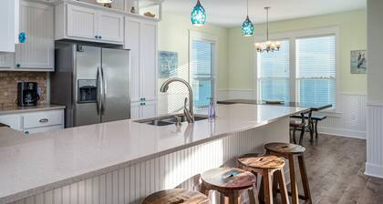 Sunshine Retreat | Waterfront Home w/ Heated Pool, Private Fishing Pier & Kayaks