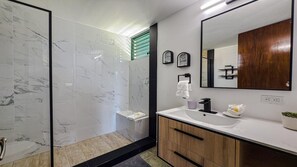 Dusche, Haartrockner, Handtücher