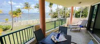 cbNatural Ocean Pool at Your Feet