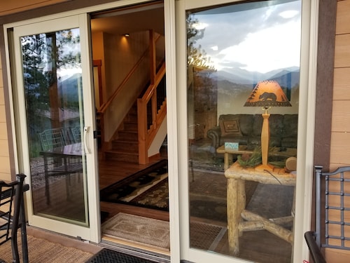  RIDGEVIEW RETREAT/ Huge views! Hot tub, fireplaces, A/C,  and location!