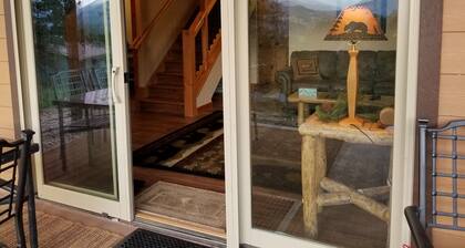 RIDGEVIEW RETREAT/ Huge views! Hot tub, fireplaces, A/C, and location!