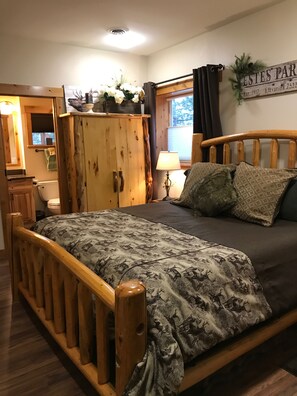 4 bedrooms, iron/ironing board, travel crib, WiFi -  RIDGEVIEW RETREAT/ Huge views! Hot tub, fireplaces, A/C,  and location! (Estes Park)