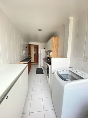 Køleskab, mikrobølgeovn, ovn, kogeplade