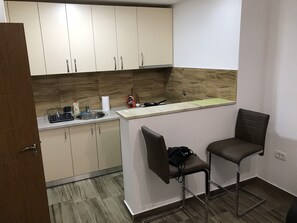 Ovn, oppvaskmaskin, kaffetrakter/tekoker og kjøkkenutstyr