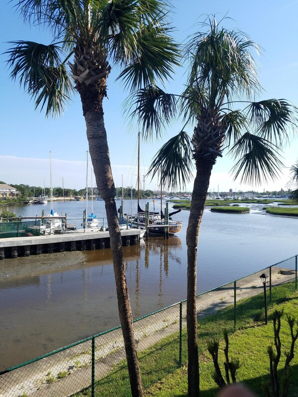 Marina - Waterfront Townhouse w/Garage, Boat-slip, Kayaks, Bikes, Pool, and Sailboat (St Augustine)