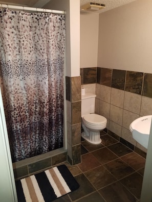 Combined shower/bathtub, hair dryer, towels, soap - Waterfront Townhouse w/Garage, Boat-slip, Kayaks, Bikes, Pool, and Sailboat (St Augustine)