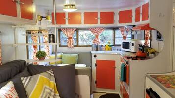 Een koelkast, een microgolfoven, een oven, een kookplaat