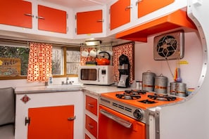 Réfrigérateur, micro-ondes, four, plaque de cuisson