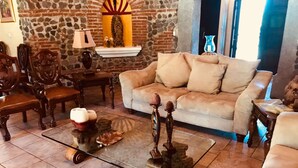 Habitación, varias camas, no fumadores | Zona de estar | Una televisión LCD