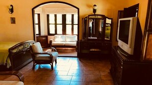Habitación, varias camas, no fumadores | Zona de estar | Una televisión LCD