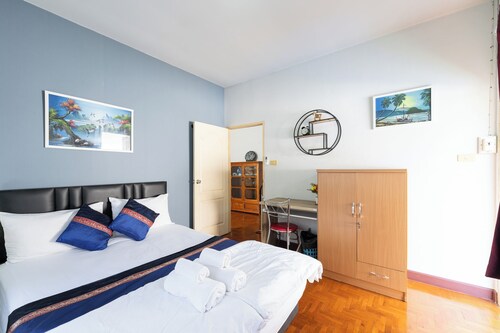 夜のバザールと旧市街へは徒歩圏内の市内の大規模な3ベッドルームの家