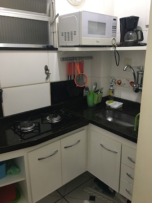 Refrigerador, microondas, parrilla de estufa y cafetera y tetera 