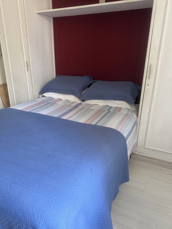 1 habitación, tabla de planchar con plancha, wifi gratis y ropa de cama 
