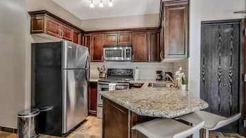 Een koelkast, een magnetron, een oven, een kookplaat