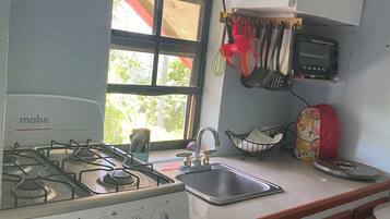Réfrigérateur, four, plaque de cuisson, cafetière/bouilloire