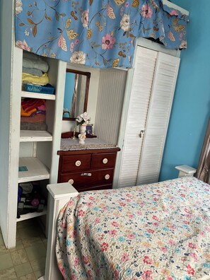 2 bedrooms, desk, iron/ironing board, free WiFi - Anne's Home Away from Home (Banse)