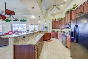 ثلاجة، ميكروويف، فرن، موقد طهي مسطح