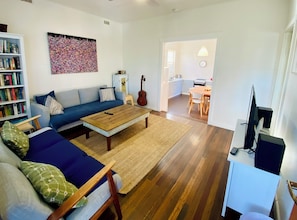 Smart TV, DVD player, books, music library - The Purple Place - funky 50's Wooli beach cottage (Wooli)