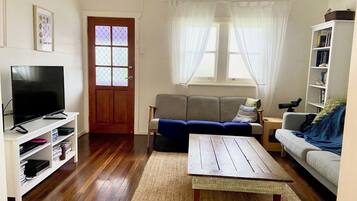 Een smart-tv, een dvd-speler, boeken en een muziekbibliotheek