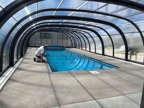 Kolam renang indoor dan kolam renang outdoor, dengan kursi berjemur