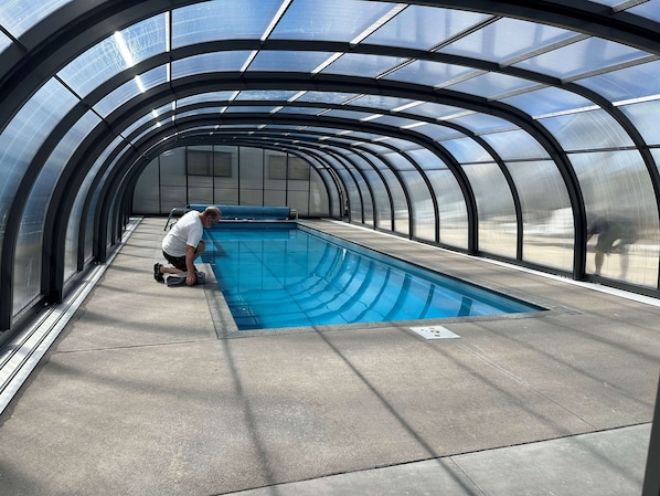 Una piscina techada, una piscina al aire libre