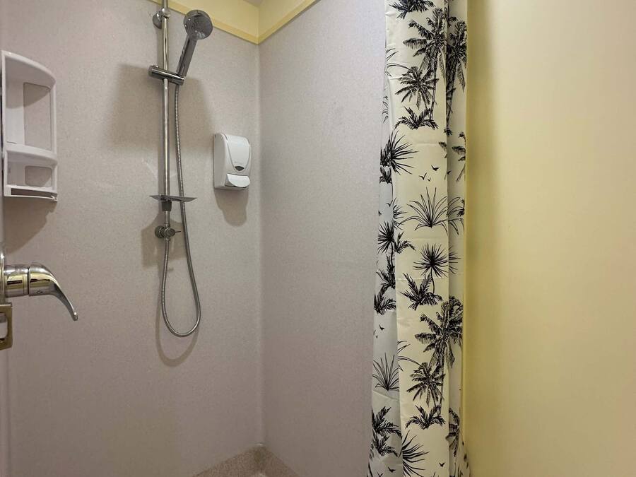 One Bedroom Unit | Bathroom | Towels, soap, shampoo, toilet paper
