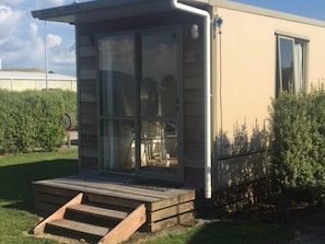 Basic Cabin - Otorohanga Kiwi Holiday Park (Otorohanga)