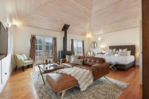 Pillowtop beds, individually decorated, individually furnished - Brokenback Views Country Estate (Pokolbin)