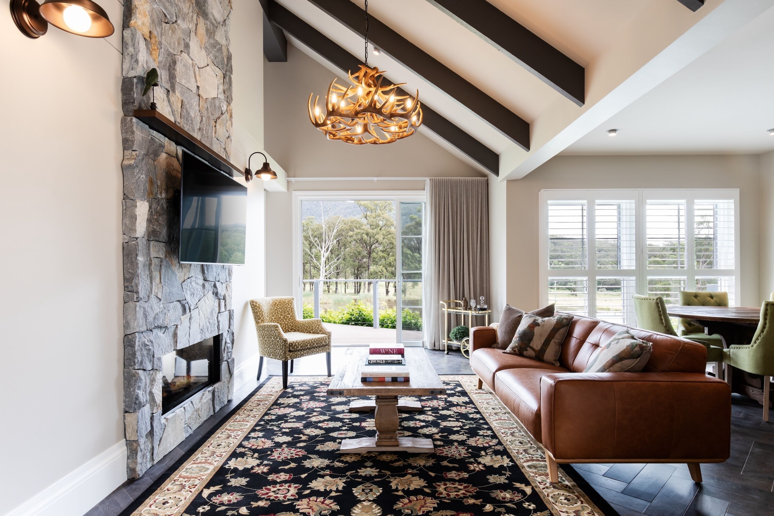 Villa Grand, 1 letto king, caminetto, vista lago | Area soggiorno | Caminetto, impianto stereo