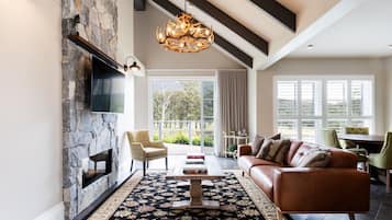 Villa Grand, 1 letto king, caminetto, vista lago | Area soggiorno | Caminetto, impianto stereo