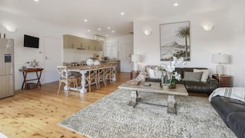 Villa de lujo, 1 habitación, balcón, vistas al lago | Zona de estar | Una chimenea, un reproductor estéreo