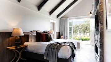 Villa Grand, 1 cama de matrimonio grande, chimenea, vistas al lago | Colchones con acolchado adicional y decoración individual