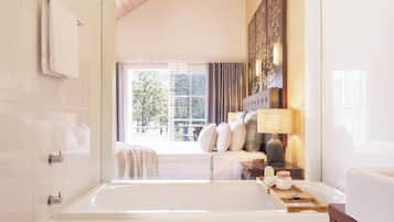 Superior Villa, 1 Katil Raja (King), Balcony, Lake View | Bilik Mandi | Kelengkapan dandanan diri mesra alam, pengering rambut