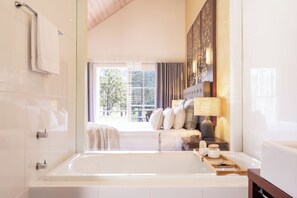 Vila superior, 1 cama King, sacada, vista para o lago | Banheiro | Produtos de toalete biodegradáveis, secador de cabelo, toalhas de banho 