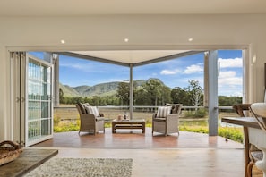 Vila superluxo, 2 quartos, cozinha, vista para o lago | Vista da sacada