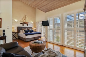 Superior Villa, 1 King Bed, Balcony, Lake View - Brokenback Views Country Estate (Pokolbin)