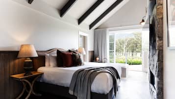 Grand Villa, 1 Katil Raja (King), Fireplace, Lake View | Tilam berlapik, dihias secara berasingan