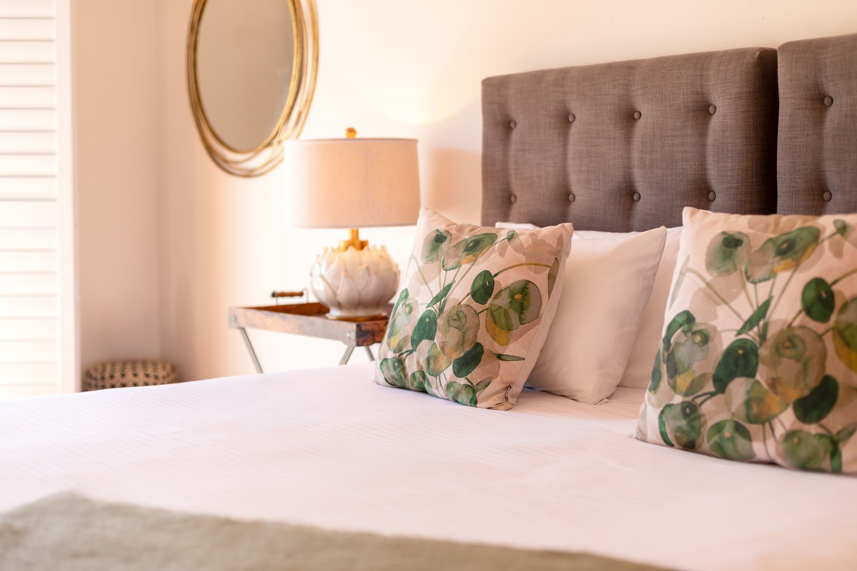 Vila superluxo, 1 quarto, sacada, vista para o lago | Camas com colchões pillow-top, individualmente decorados