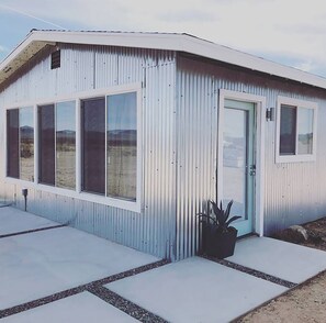 Exterior detail - Wonder Valley Sky - A Beautiful Modern Joshua Tree Retreat (Twentynine Palms)